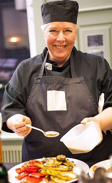 Jane Ingold richtet ein Essen an