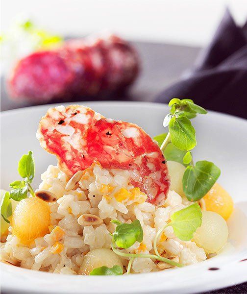 Ein Gericht mit Reis und Trüffelsalami in Nahaufnahme