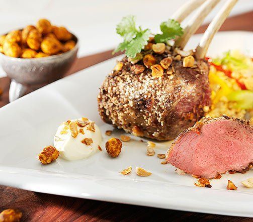 Ein Stück Fleisch angerichtet mit Kartoffelbrei auf einem Teller