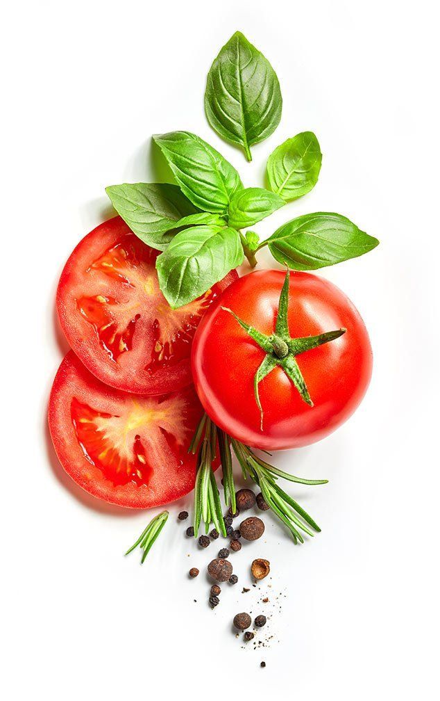 Angeschnittene Tomate, Basilikum, Rosmarin und Pfefferkörner